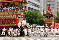 祇園祭山鉾巡行（前祭）鶏鉾・月鉾（京都市観光協会貸出画像）