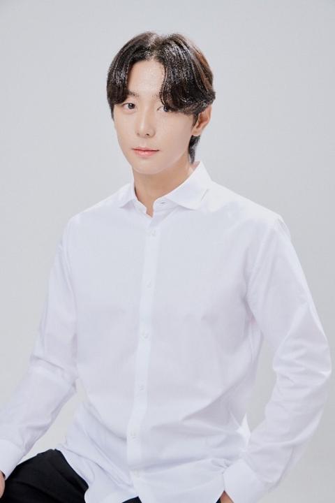 HYUN WOO