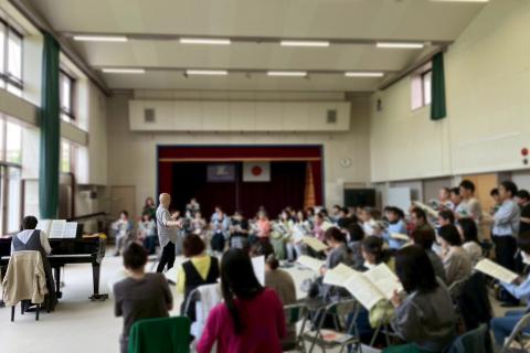 昭和・平成の名曲を歌う