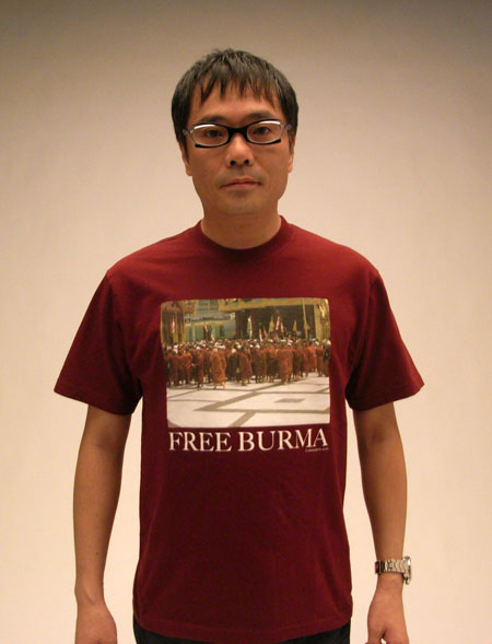 Tシャツを着用するいとうせいこう氏