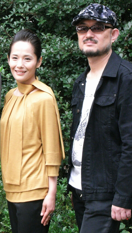 『フライパンと拳銃』の製作発表 左:富田靖子 右:作・演出のG2