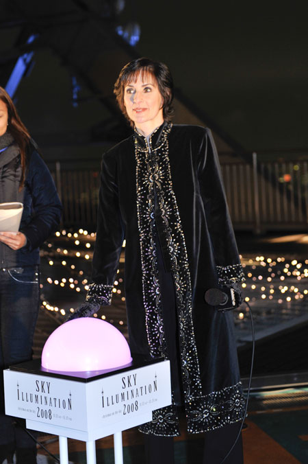 六本木ヒルズ 東京シティビュー スカイデッキのライトアップ・セレモニーに登場したエンヤ　撮影：古渓一道