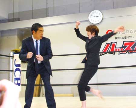 必殺キック　続きはハッスルで