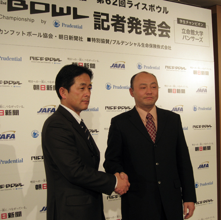 パナソニック電工インパルスの村上博一監督(左)と立命館大学パンサーズの古橋由一郎監督(右)