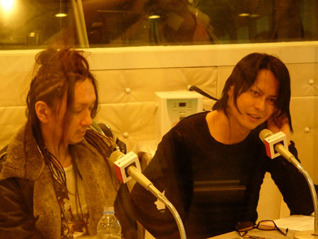 8年ぶりに渋谷スペイン坂に登場したBUCK-TICKの櫻井敦司(写真右)と今井寿(写真左)