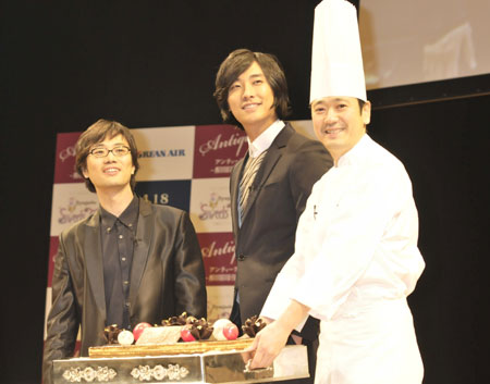 キム・ギュドン監督、チュ・ジフン、鎧塚俊彦 撮影:イシイノブミ