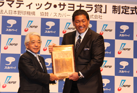 株式会社スカパーJSATホールディングス代表取締役社長・秋山政徳氏(左)と清原和博(右)