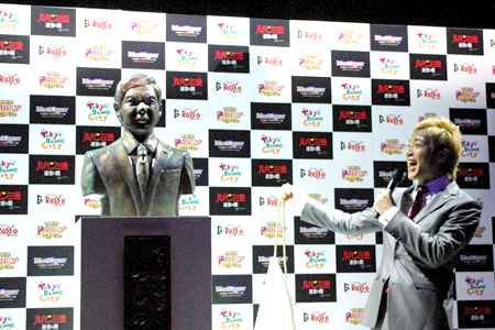 自身の銅像に「すげー」と驚くつるの市長