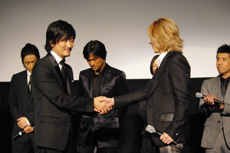 紀里谷和明監督と握手を交わすYOSHIKI