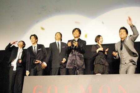 小判の形をしたカードを撒く出演者
