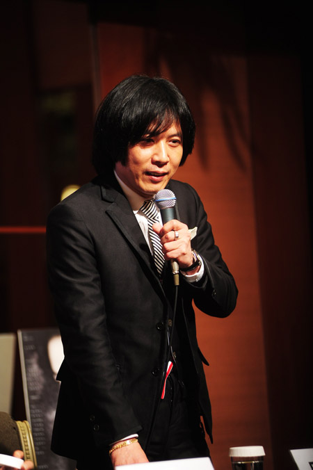 演出の岡村俊一