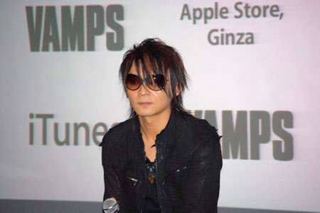 VAMPS(HYDE×K.A.Z)、サプライズ登場。iTunesで新作独占先行配信