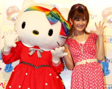 椿姫彩菜とハローキティがミュージカル「ヘアスプレー」を応援