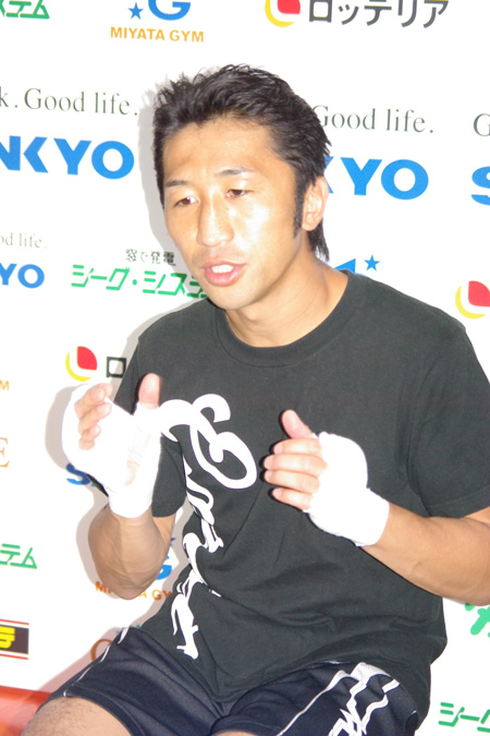 取材に応じる内藤大助