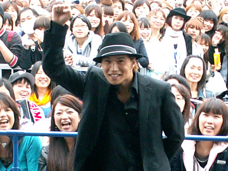 フォト・セッションでポーズをきめる市原隼人
