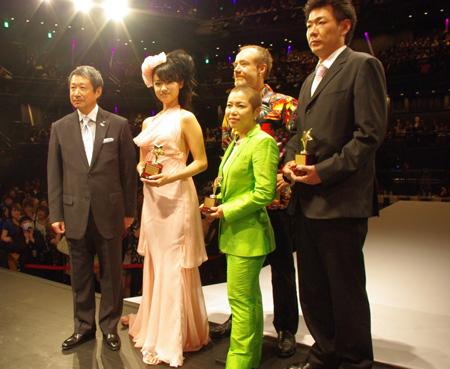 左から、トニータナカ、深田恭子、ロブ・バーマン、半田まゆみ、和田化粧