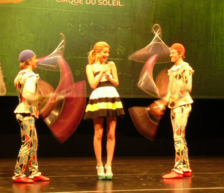 ジャグリングを間近で体験するマリエ