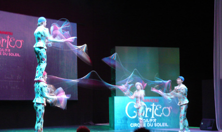 ジャグリングを披露するアーティストたち