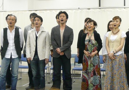 劇中歌「サンデー」を披露したキャストたち
