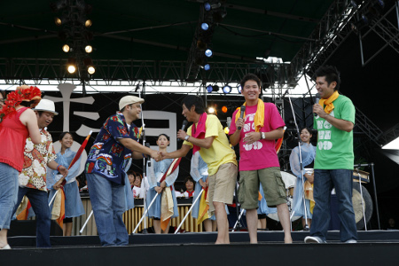 さんまがノーギャラで司会を務めた贅沢なフリーライブ。5万人が爆笑