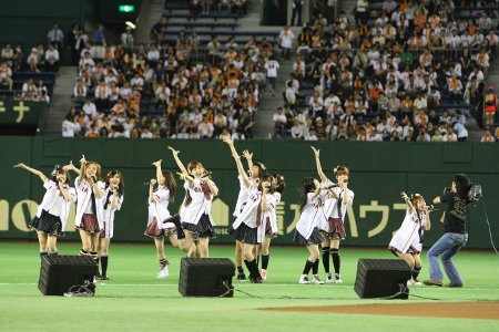 Akb48 巨人戦で始球式 新曲披露 チケットぴあ スポーツ 野球