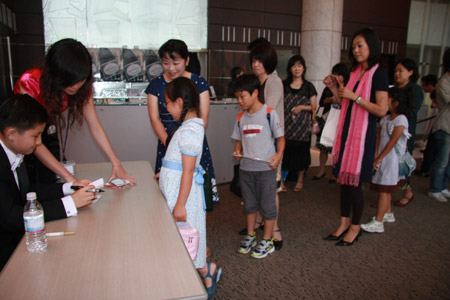 イベント終了後のサイン会にて　同世代の子どもたちと和気あいあいのニュウニュウ
