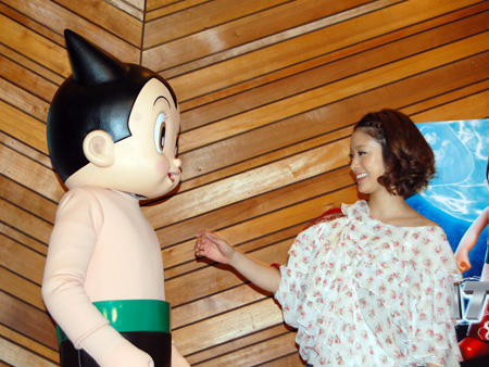 泣ける映画です」上戸彩がフルCG版『ATOM』のアフレコに挑戦