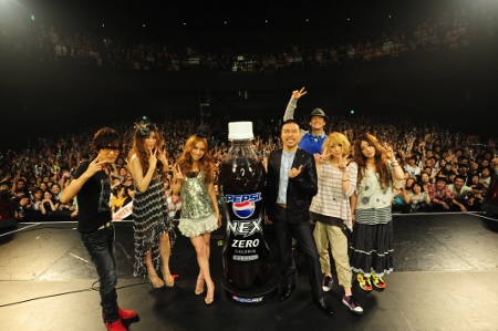 写真左よりスガ シカオ、JUJU、May J.、トータス松本、PUFFY