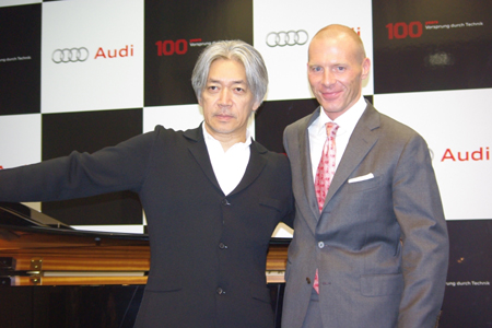 坂本龍一(左)、ドミニク・ベッシュ代表取締役社長(右)
