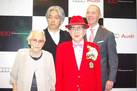 前方左：舘岡寿美子さん、前方右：曻地三郎さん、後方左：坂本龍一、後方右：ドミニク・ベッシュ代表取締役社長