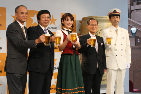 (左から)福永勝社長、村上隆男社長、美優紀、桑原敏武渋谷区長、高岡裕治JR恵比寿駅長