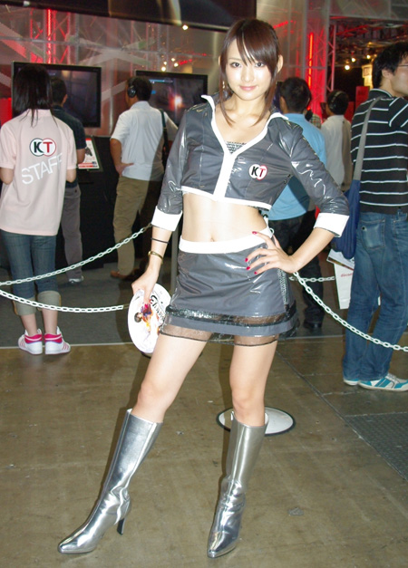 ゲームショウを彩る各ブースの女性たち