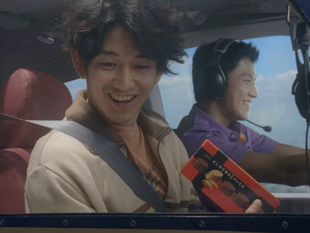 タラちゃんを演じる瑛太（左）、イクラちゃんを演じる小栗旬（右）