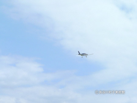 飛び立つ軽飛行機