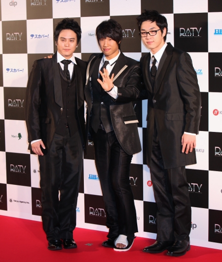 sg WANNA BE＋(左からキム・ヨンジュン、キム・ジノ、イ・ソクフン)　撮影:宮田浩史