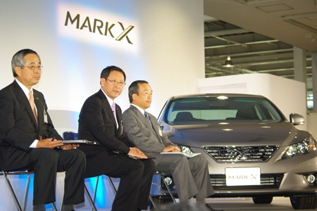 質疑応答を受ける豊田社長、内山田副社長、一丸副社長