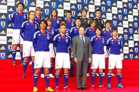 サッカー日本代表新ユニフォームは革命をテーマに選手が選べる2パターン チケットぴあ スポーツ サッカー