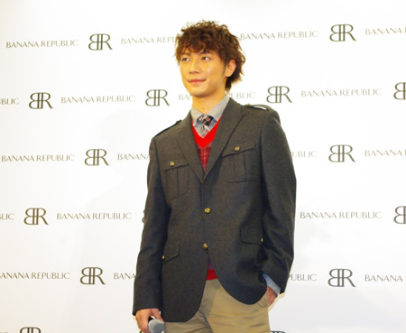 バナナ・リパブリック『ハッピーリース』点灯式に成宮寛貴、登場