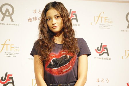 第5回Fur of the Yearを受賞した黒木メイサ