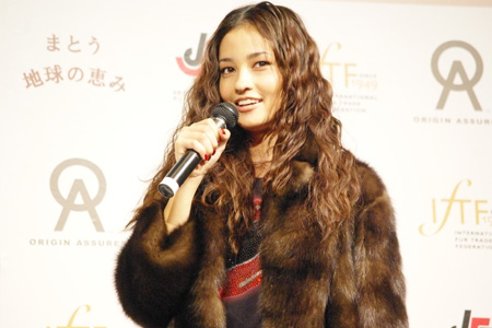 第5回Fur of the Yearを受賞した黒木メイサ
