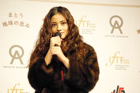 第5回Fur of the Yearを受賞した黒木メイサ