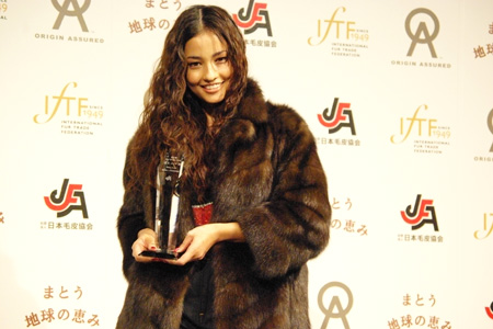 第5回Fur of the Yearを受賞した黒木メイサ