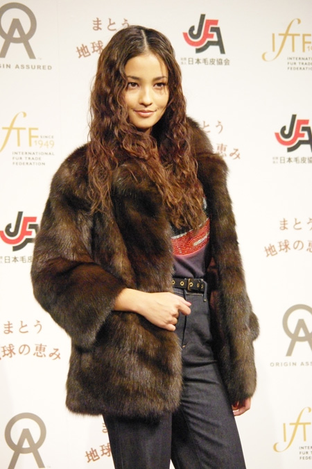 第5回Fur of the Yearを受賞した黒木メイサ