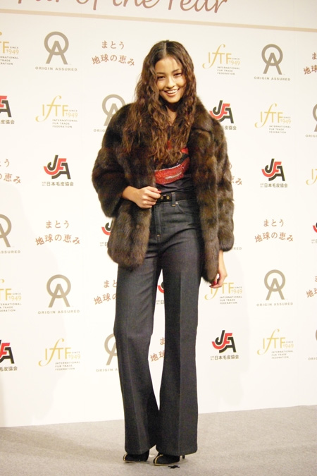 第5回Fur of the Yearを受賞した黒木メイサ
