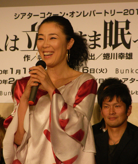 「血は立ったまま眠っている」記者会見