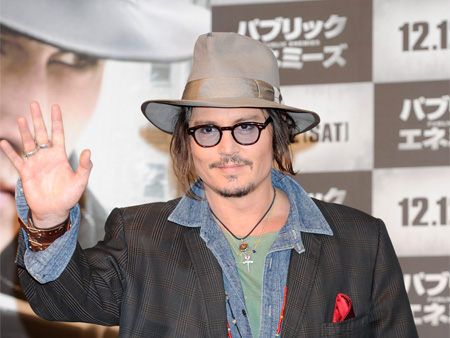 伝説の犯罪者を演じたジョニー・デップが会見「彼とは共通点が多い