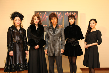 出演者。左からシルビア・グラブ、貴城けい、松岡充、紫吹淳、新妻聖子