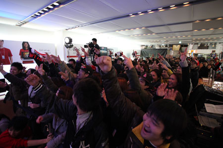 盛り上がる観客