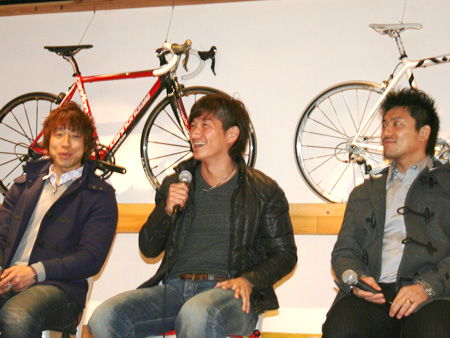 「チャームポイントは？」の問いに、プリっとしたお尻(伏見選手)、厚い胸筋(石丸選手)、太い腕(坂上選手)