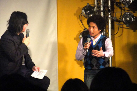 イベントに参加した久保田利伸(右)